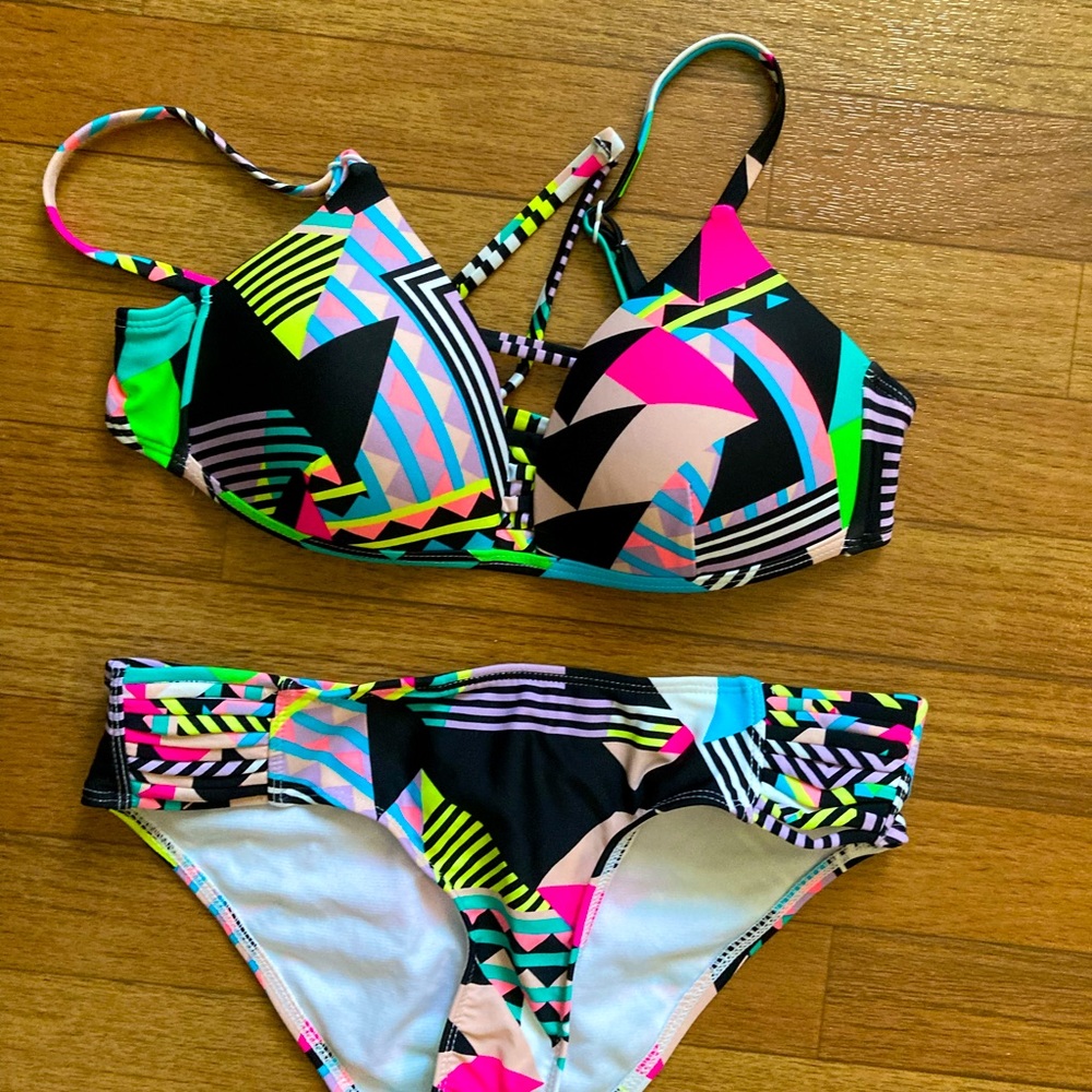 2 piece abstract design. Size small. Excellent condition. By no boundaries.